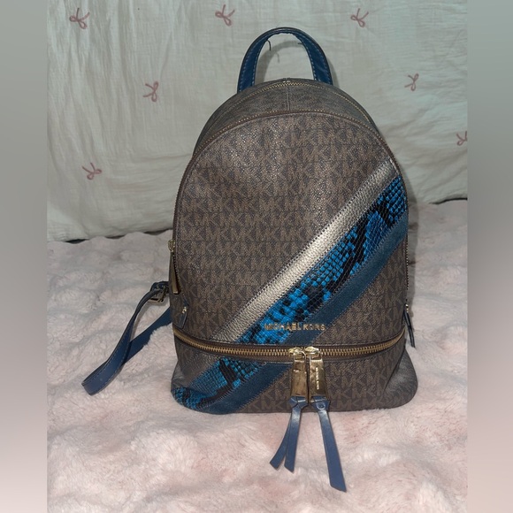 Used Michael Kors Rhea Zip backpack - Picture 3 of 17